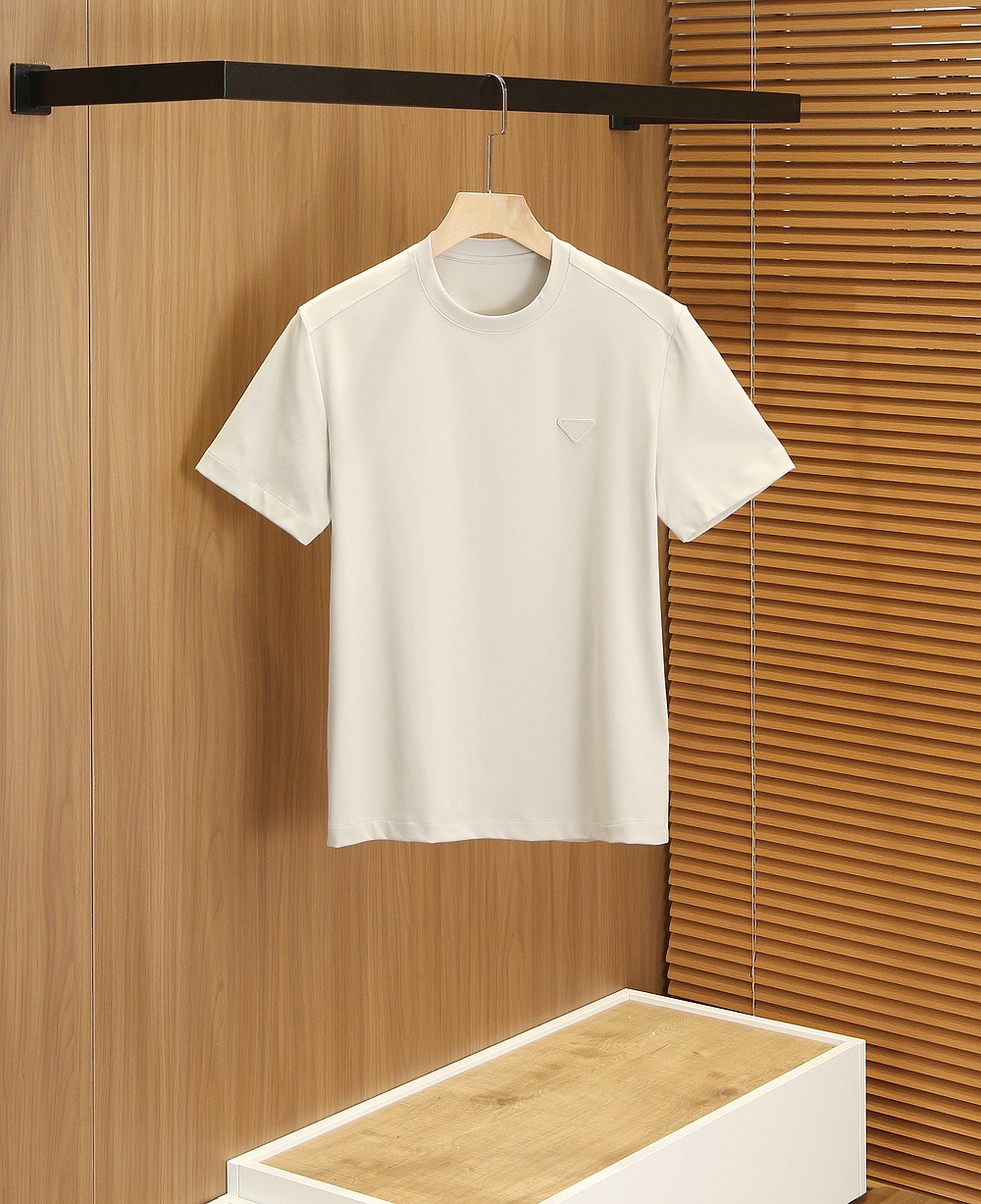 🌾普拉达P家春夏新款首发专柜最新款短袖圆领T恤 高端订制 设计前卫时尚！高端定制匹马棉＋桑蚕丝＋莫代尔面