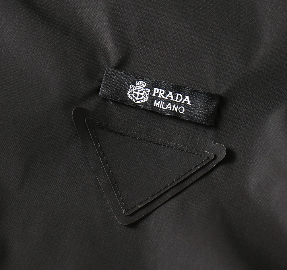 🌾2026SS早春新款普拉达最新设计款 秀场新品‼品相非常完美，三标齐全色泽饱满诱人，非常出彩的设计，轻