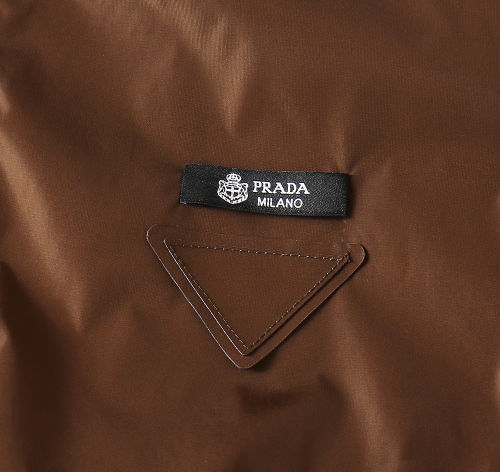 🌾2026SS早春新款普拉达最新设计款 秀场新品‼品相非常完美，三标齐全色泽饱满诱人，非常出彩的设计，轻