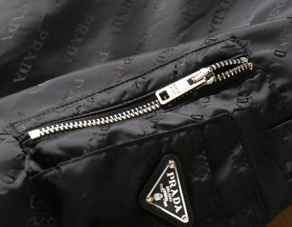 🌾2026SS早春新款普拉达最新设计款 秀场新品‼品相非常完美，三标齐全色泽饱满诱人，非常出彩的设计，轻