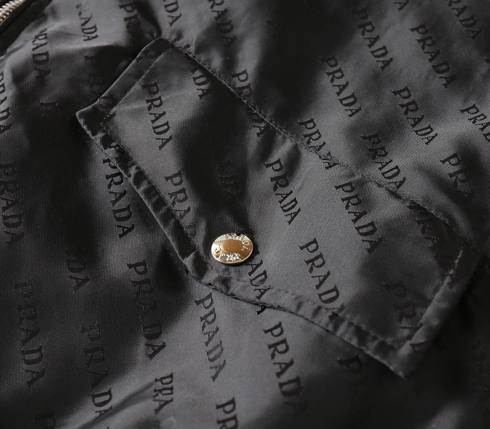 🌾2026SS早春新款普拉达最新设计款 秀场新品‼品相非常完美，三标齐全色泽饱满诱人，非常出彩的设计，轻