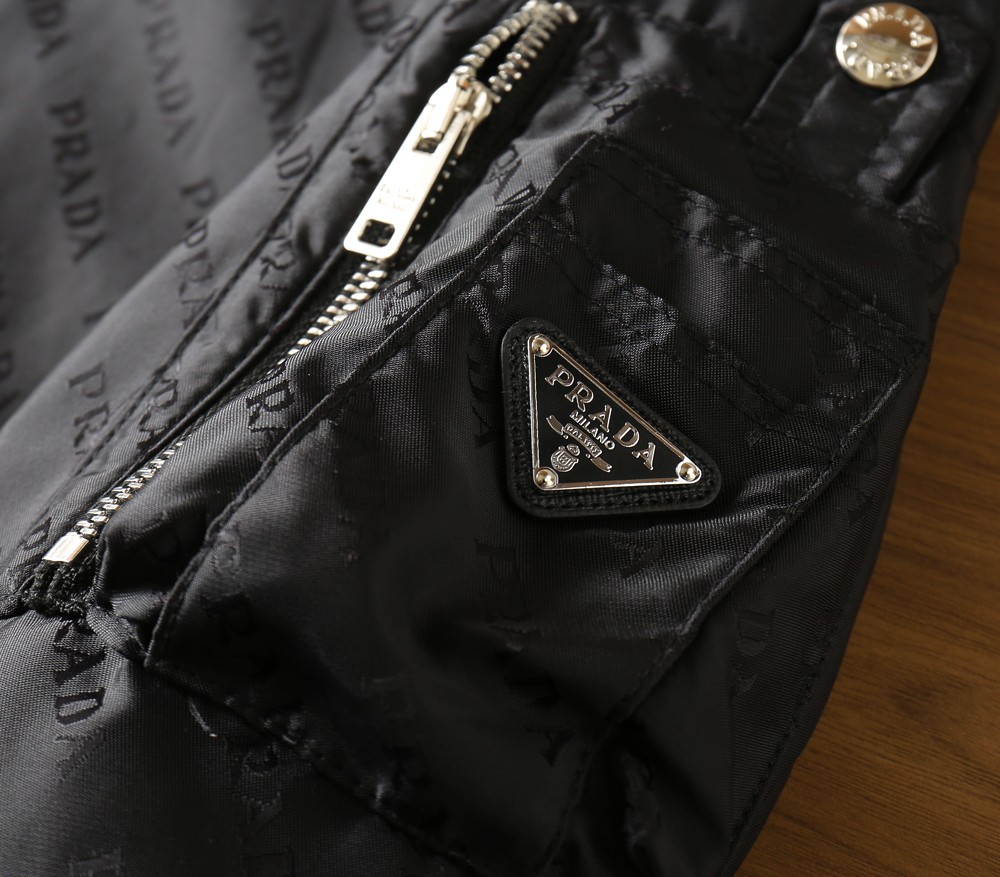 🌾2026SS早春新款普拉达最新设计款 秀场新品‼品相非常完美，三标齐全色泽饱满诱人，非常出彩的设计，轻