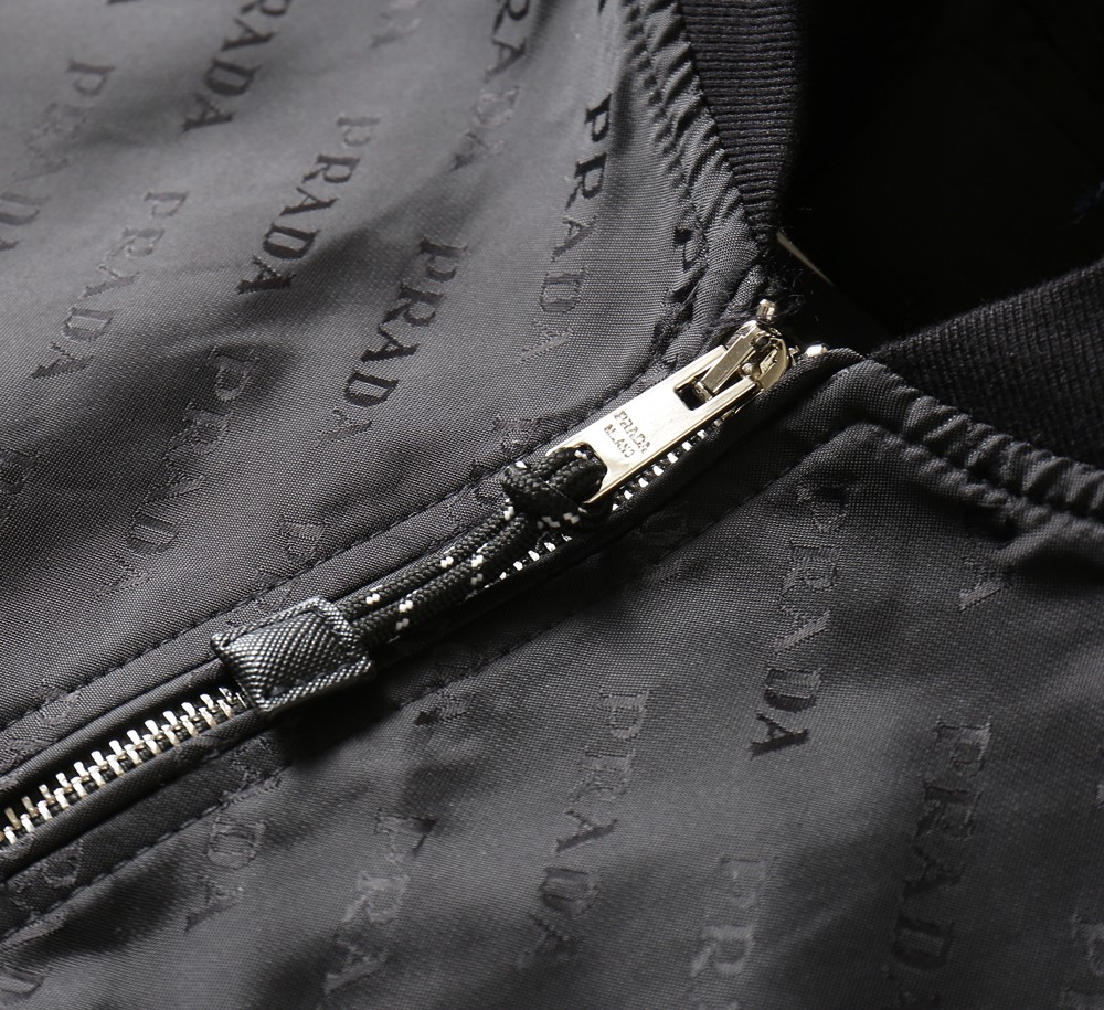 🌾2026SS早春新款普拉达最新设计款 秀场新品‼品相非常完美，三标齐全色泽饱满诱人，非常出彩的设计，轻