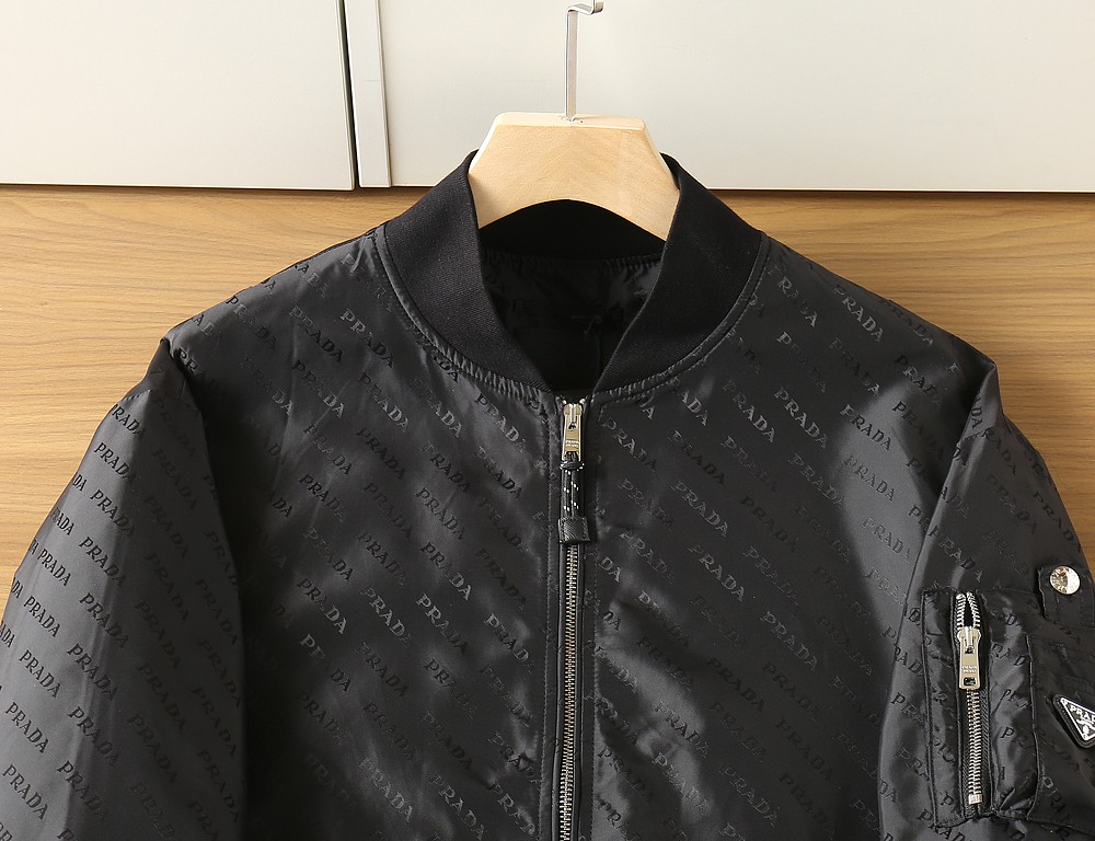 🌾2026SS早春新款普拉达最新设计款 秀场新品‼品相非常完美，三标齐全色泽饱满诱人，非常出彩的设计，轻