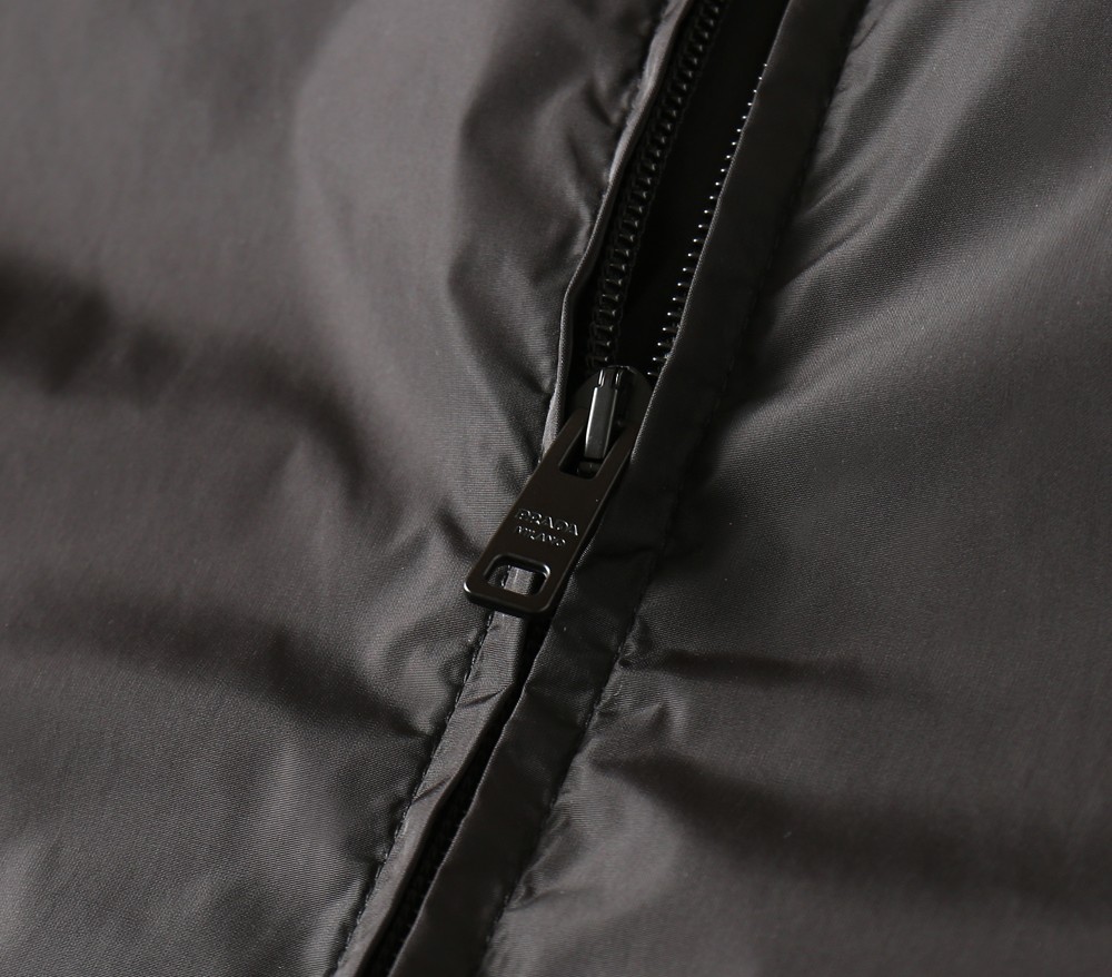 🌾2026SS早春新款普拉达最新设计款 秀场新品‼品相非常完美，三标齐全色泽饱满诱人，非常出彩的设计，轻