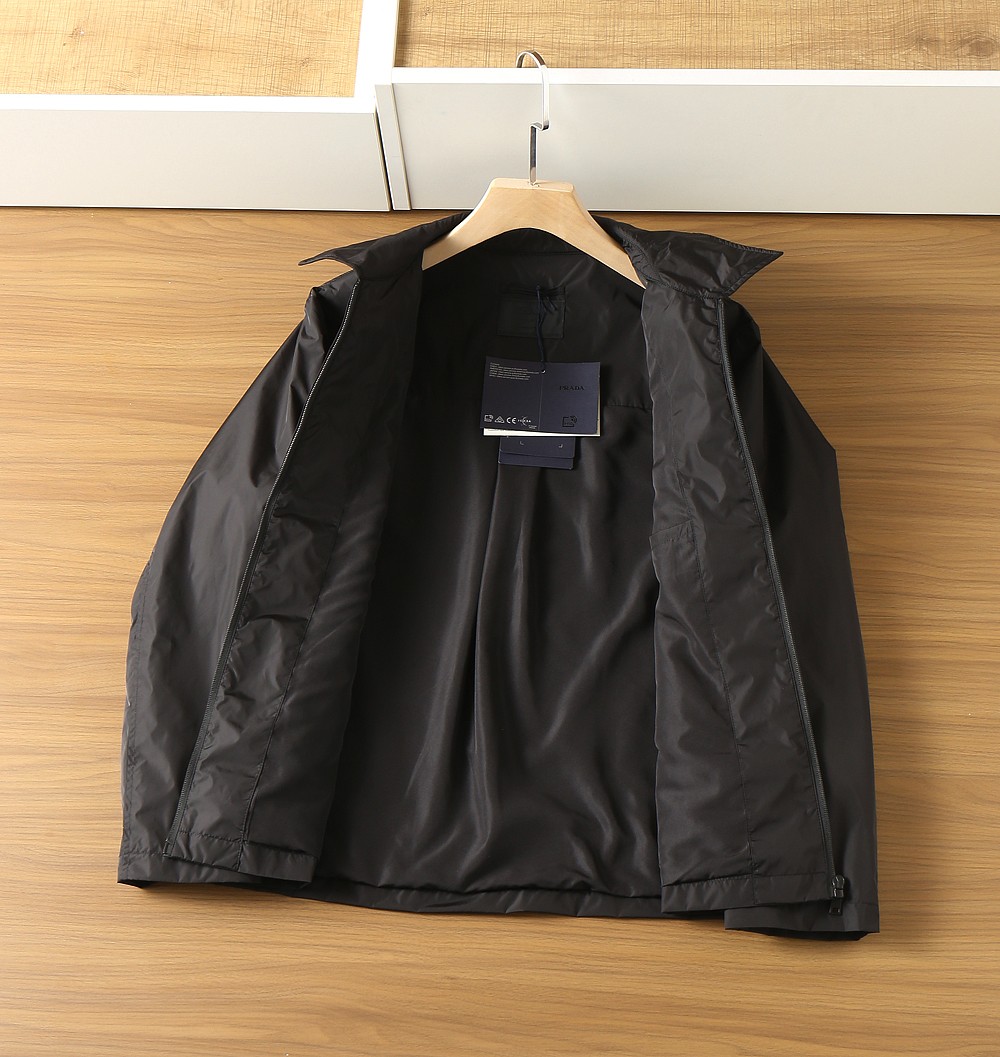 🌾2026SS早春新款普拉达最新设计款 秀场新品‼品相非常完美，三标齐全色泽饱满诱人，非常出彩的设计，轻