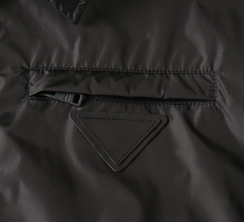 🌾2026SS早春新款普拉达最新设计款 秀场新品‼品相非常完美，三标齐全色泽饱满诱人，非常出彩的设计，轻