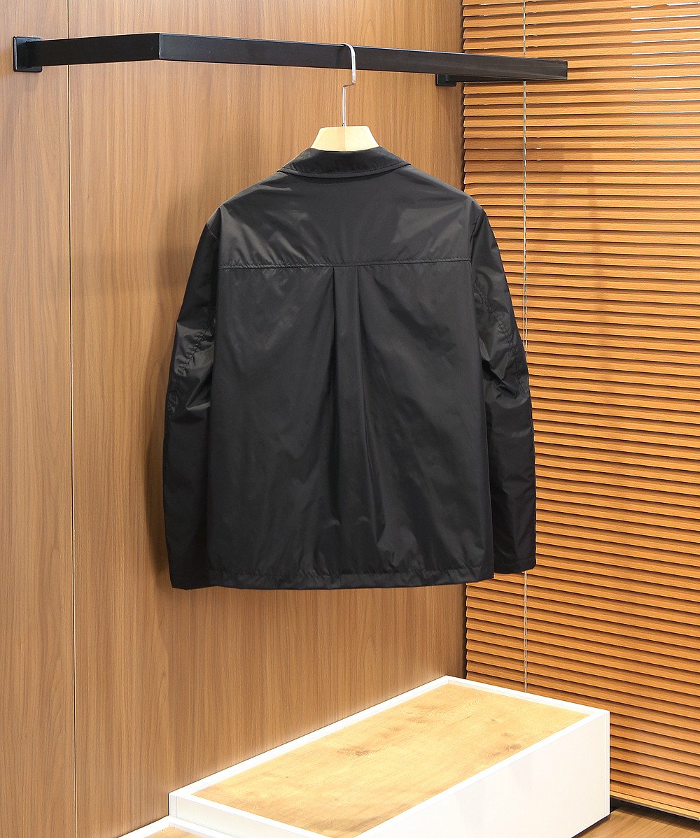 🌾2026SS早春新款普拉达最新设计款 秀场新品‼品相非常完美，三标齐全色泽饱满诱人，非常出彩的设计，轻