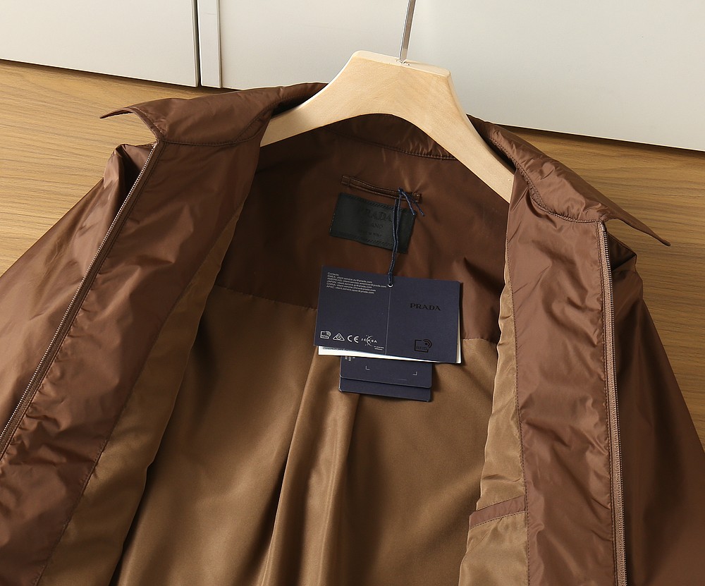 🌾2026SS早春新款普拉达最新设计款 秀场新品‼品相非常完美，三标齐全色泽饱满诱人，非常出彩的设计，轻