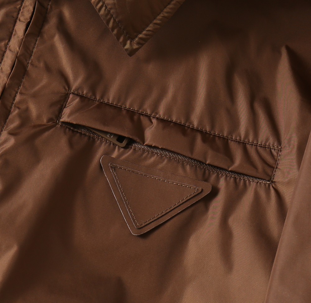 🌾2026SS早春新款普拉达最新设计款 秀场新品‼品相非常完美，三标齐全色泽饱满诱人，非常出彩的设计，轻