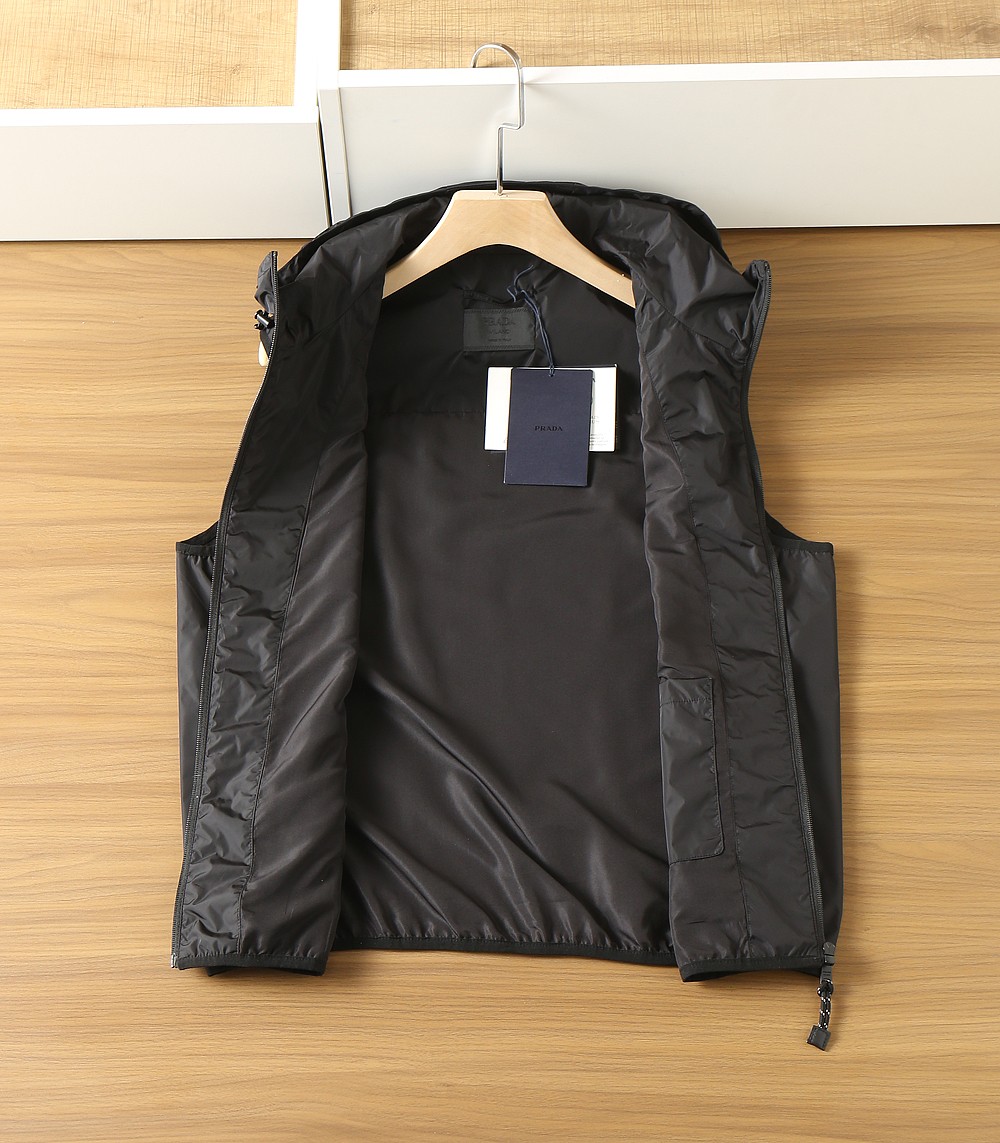 🌾2026SS早春新款普拉达春夏马甲最新设计款 秀场新品‼品相非常完美，三标齐全色泽饱满诱人，非常出彩的