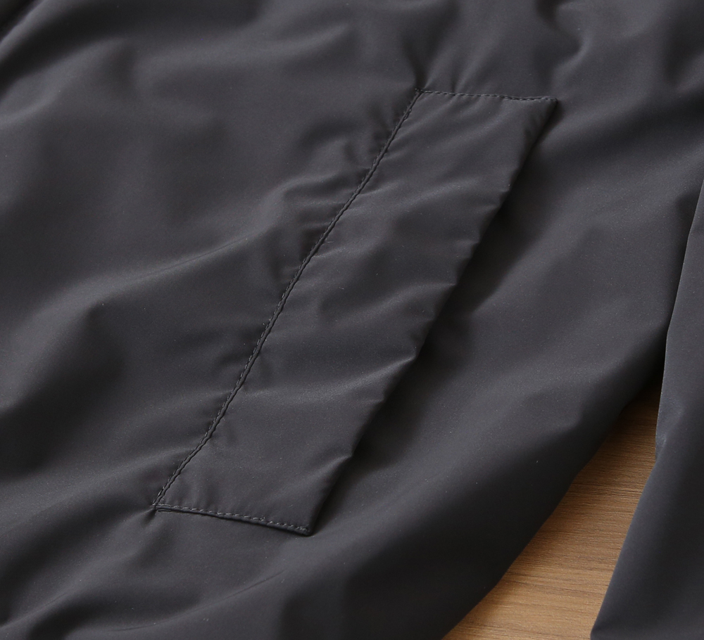 🌾普拉达2026早春新款夹克 ，可立领可翻领设计，正面配有拉链开合，胸前经典品牌logo三角标设计！拉链