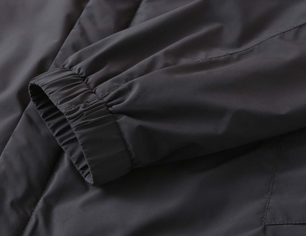 🌾普拉达2026早春新款夹克 ，可立领可翻领设计，正面配有拉链开合，胸前经典品牌logo三角标设计！拉链