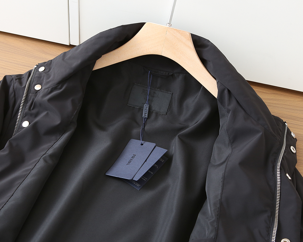 🌾普拉达2026早春新款夹克 ，可立领可翻领设计，正面配有拉链开合，胸前经典品牌logo三角标设计！拉链