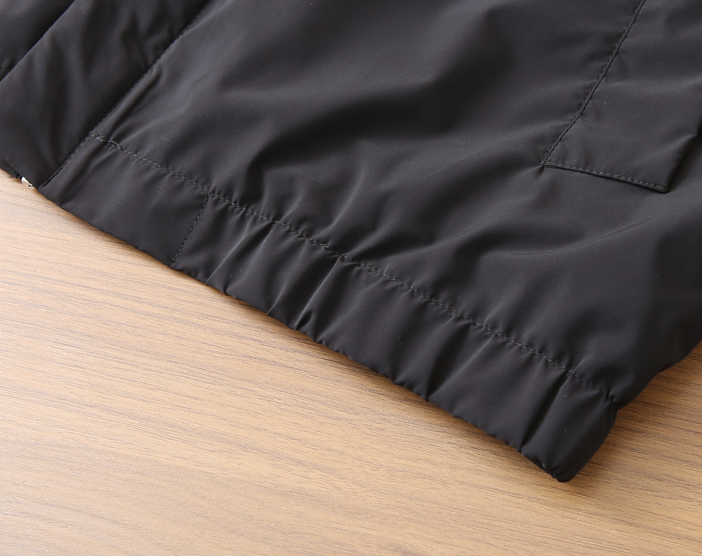 🌾普拉达2026早春新款夹克 ，可立领可翻领设计，正面配有拉链开合，胸前经典品牌logo三角标设计！拉链