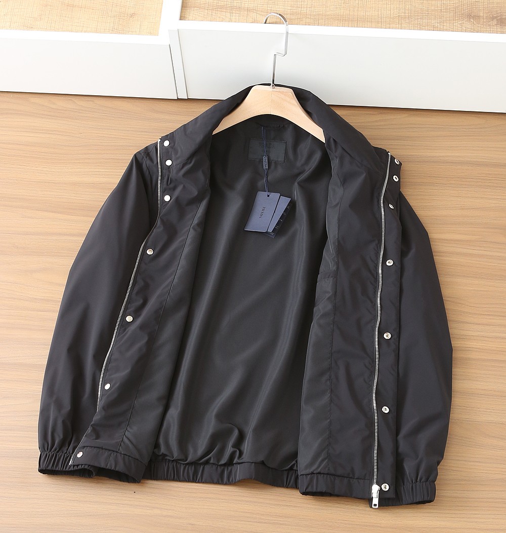 🌾普拉达2026早春新款夹克 ，可立领可翻领设计，正面配有拉链开合，胸前经典品牌logo三角标设计！拉链