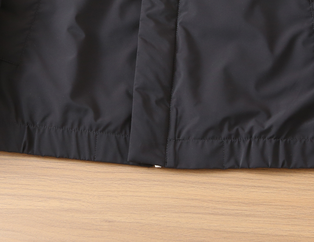 🌾普拉达2026早春新款夹克 ，可立领可翻领设计，正面配有拉链开合，胸前经典品牌logo三角标设计！拉链