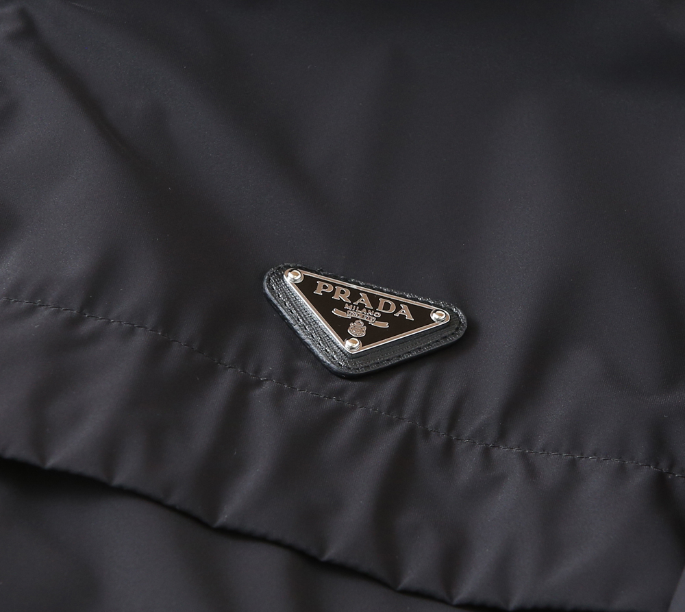 🌾普拉达2026早春新款夹克 ，可立领可翻领设计，正面配有拉链开合，胸前经典品牌logo三角标设计！拉链
