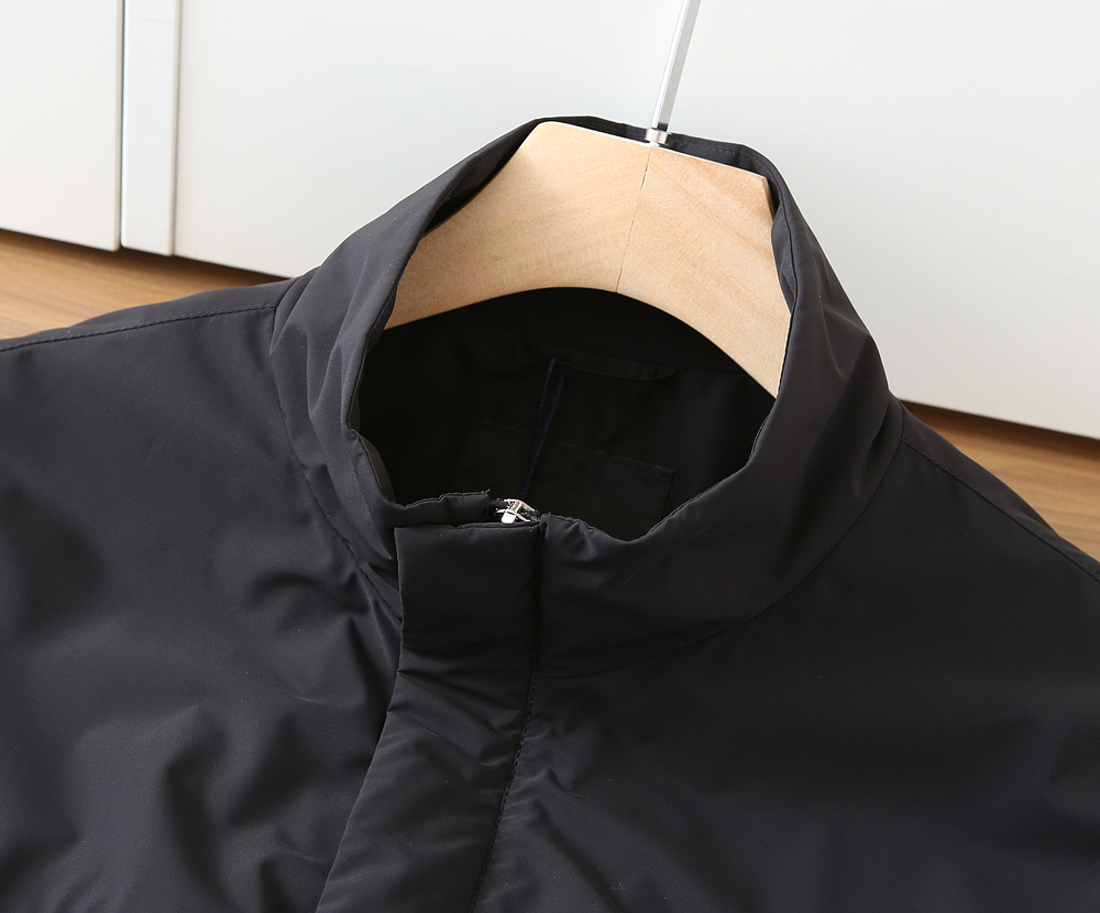 🌾普拉达2026早春新款夹克 ，可立领可翻领设计，正面配有拉链开合，胸前经典品牌logo三角标设计！拉链