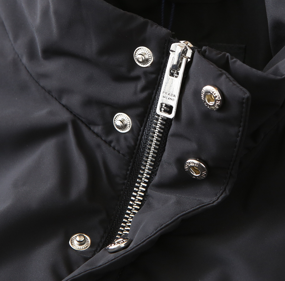 🌾普拉达2026早春新款夹克 ，可立领可翻领设计，正面配有拉链开合，胸前经典品牌logo三角标设计！拉链