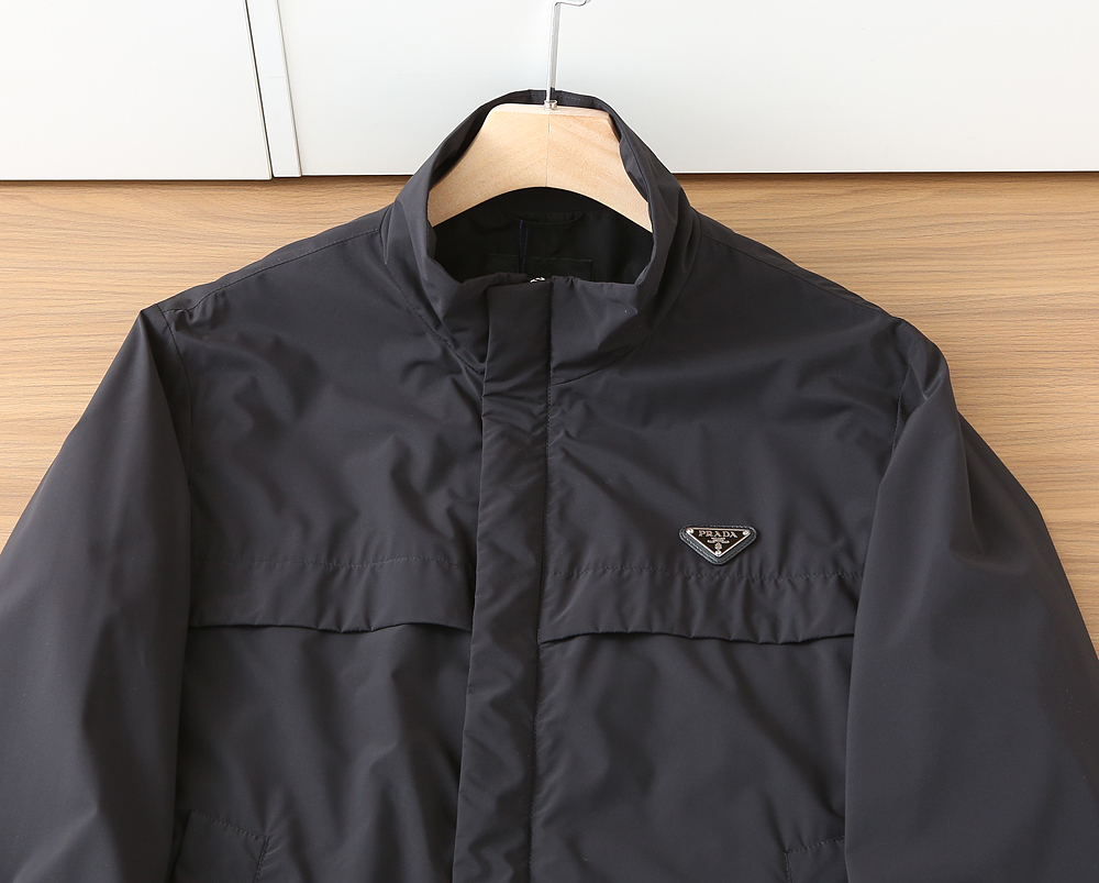 🌾普拉达2026早春新款夹克 ，可立领可翻领设计，正面配有拉链开合，胸前经典品牌logo三角标设计！拉链