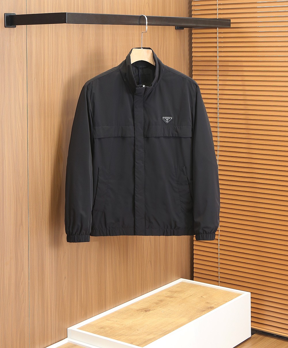 🌾普拉达2026早春新款夹克 ，可立领可翻领设计，正面配有拉链开合，胸前经典品牌logo三角标设计！拉链
