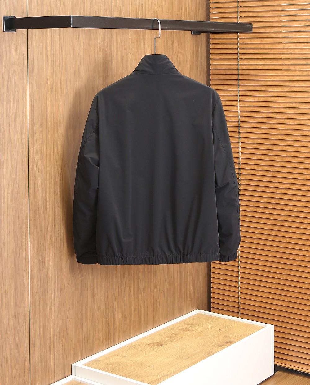 🌾普拉达2026早春新款夹克 ，可立领可翻领设计，正面配有拉链开合，胸前经典品牌logo三角标设计！拉链