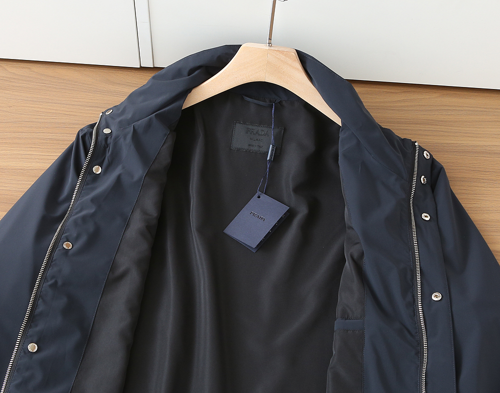 🌾普拉达2026早春新款夹克 ，可立领可翻领设计，正面配有拉链开合，胸前经典品牌logo三角标设计！拉链