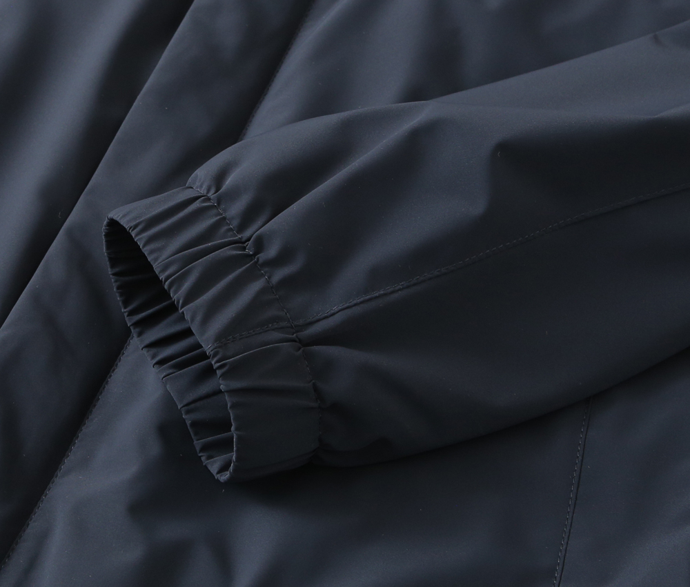 🌾普拉达2026早春新款夹克 ，可立领可翻领设计，正面配有拉链开合，胸前经典品牌logo三角标设计！拉链