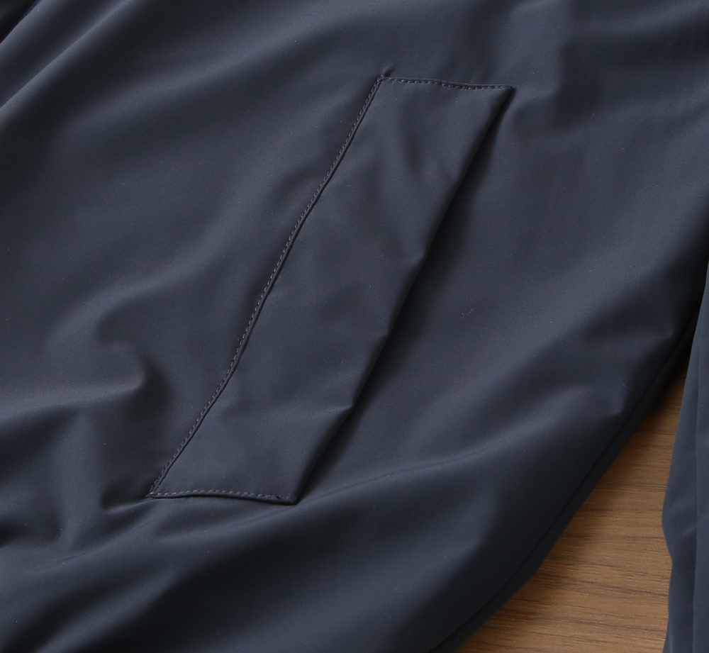 🌾普拉达2026早春新款夹克 ，可立领可翻领设计，正面配有拉链开合，胸前经典品牌logo三角标设计！拉链