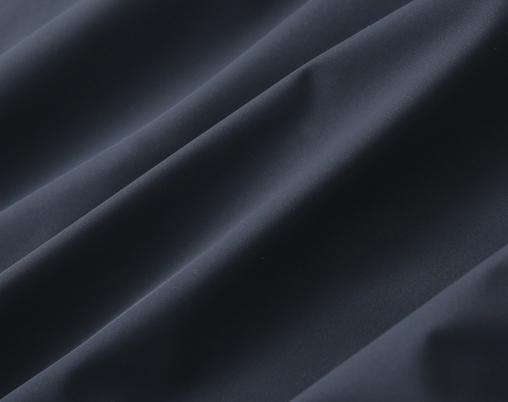 🌾普拉达2026早春新款夹克 ，可立领可翻领设计，正面配有拉链开合，胸前经典品牌logo三角标设计！拉链