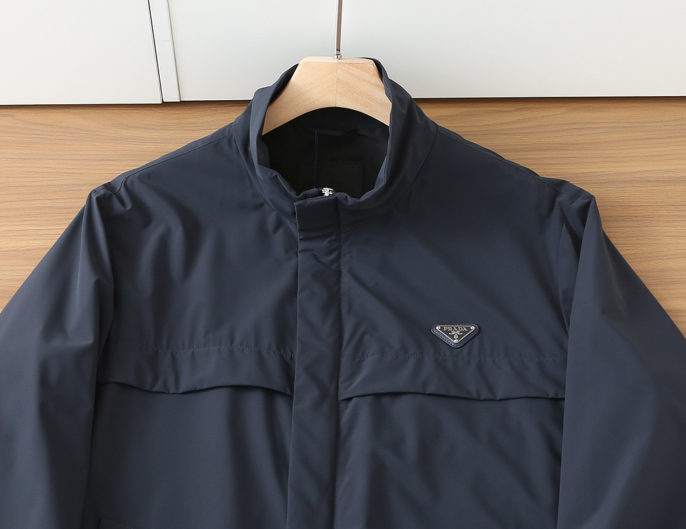 🌾普拉达2026早春新款夹克 ，可立领可翻领设计，正面配有拉链开合，胸前经典品牌logo三角标设计！拉链