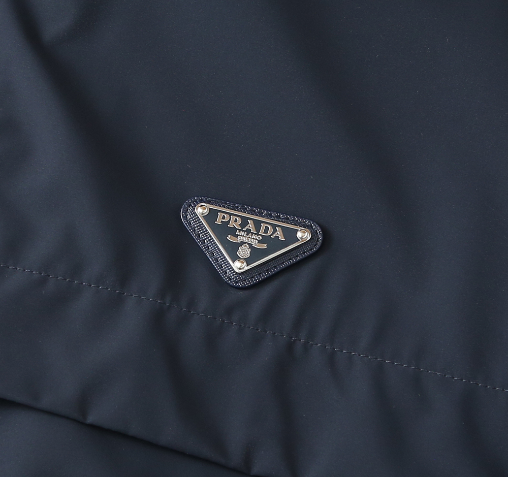 🌾普拉达2026早春新款夹克 ，可立领可翻领设计，正面配有拉链开合，胸前经典品牌logo三角标设计！拉链