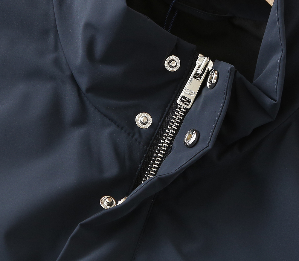 🌾普拉达2026早春新款夹克 ，可立领可翻领设计，正面配有拉链开合，胸前经典品牌logo三角标设计！拉链