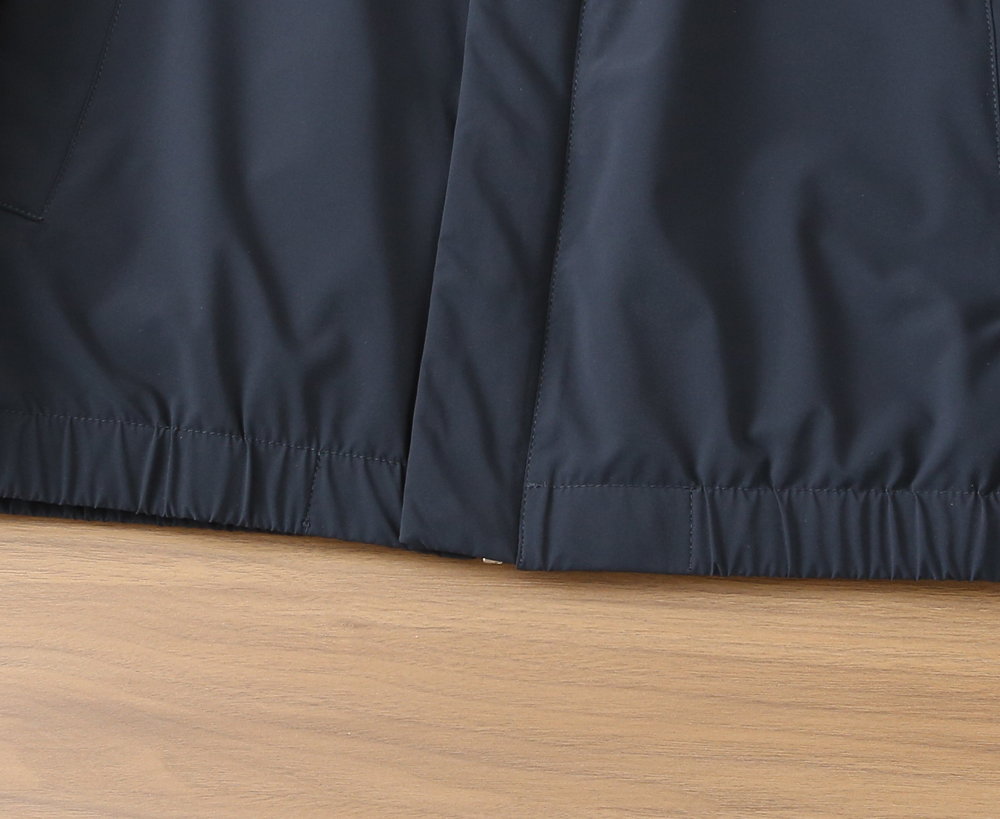 🌾普拉达2026早春新款夹克 ，可立领可翻领设计，正面配有拉链开合，胸前经典品牌logo三角标设计！拉链