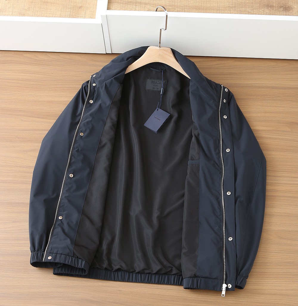 🌾普拉达2026早春新款夹克 ，可立领可翻领设计，正面配有拉链开合，胸前经典品牌logo三角标设计！拉链