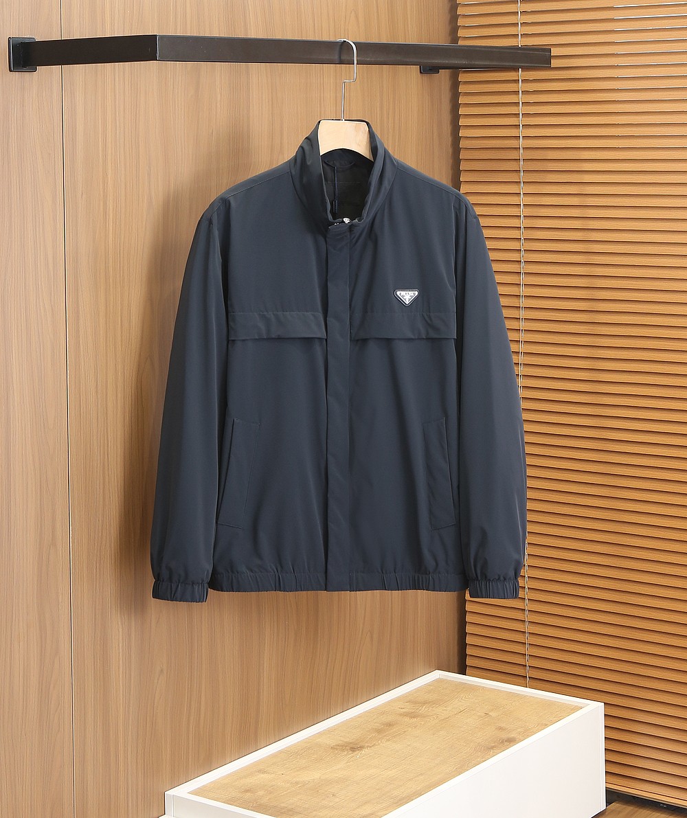 🌾普拉达2026早春新款夹克 ，可立领可翻领设计，正面配有拉链开合，胸前经典品牌logo三角标设计！拉链