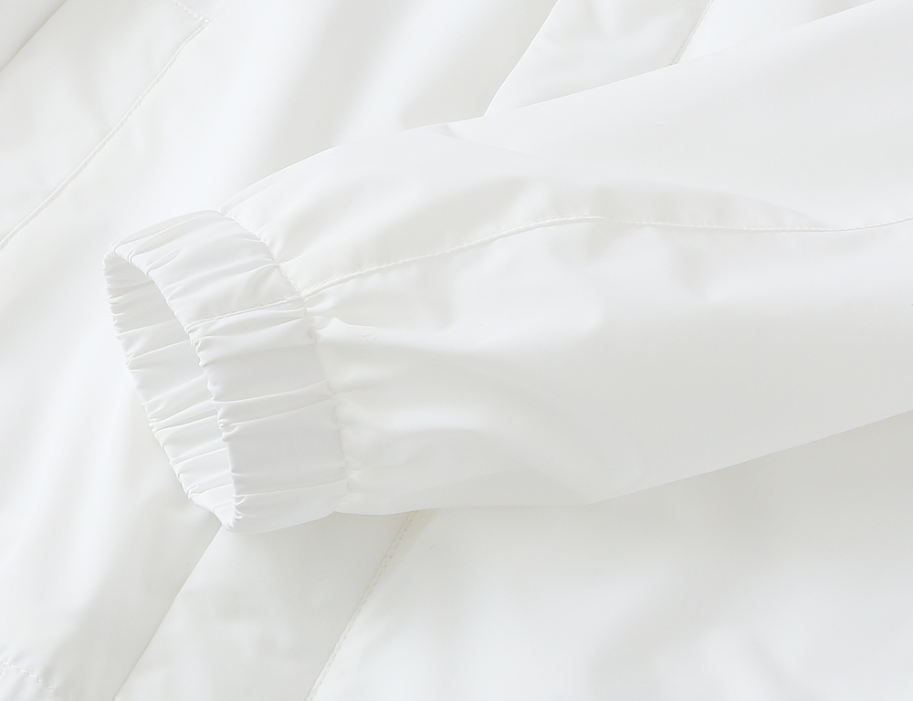 🌾普拉达2026早春新款夹克 ，可立领可翻领设计，正面配有拉链开合，胸前经典品牌logo三角标设计！拉链