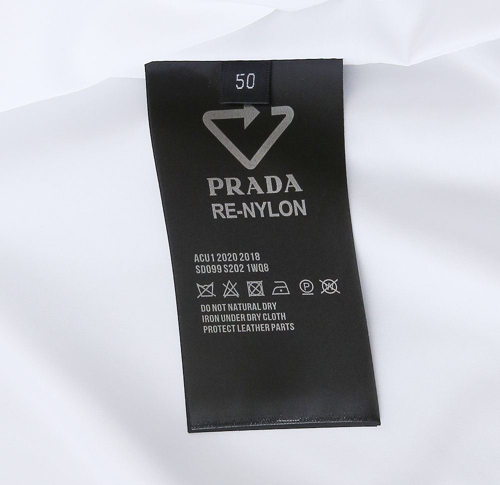 🌾普拉达2026早春新款夹克 ，可立领可翻领设计，正面配有拉链开合，胸前经典品牌logo三角标设计！拉链