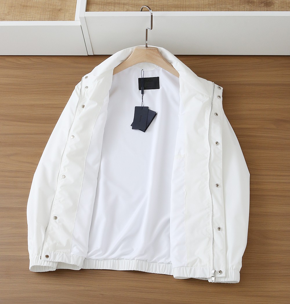 🌾普拉达2026早春新款夹克 ，可立领可翻领设计，正面配有拉链开合，胸前经典品牌logo三角标设计！拉链