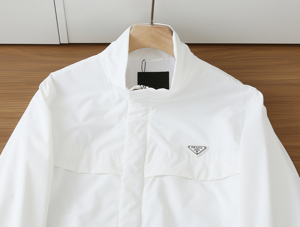 🌾普拉达2026早春新款夹克 ，可立领可翻领设计，正面配有拉链开合，胸前经典品牌logo三角标设计！拉链