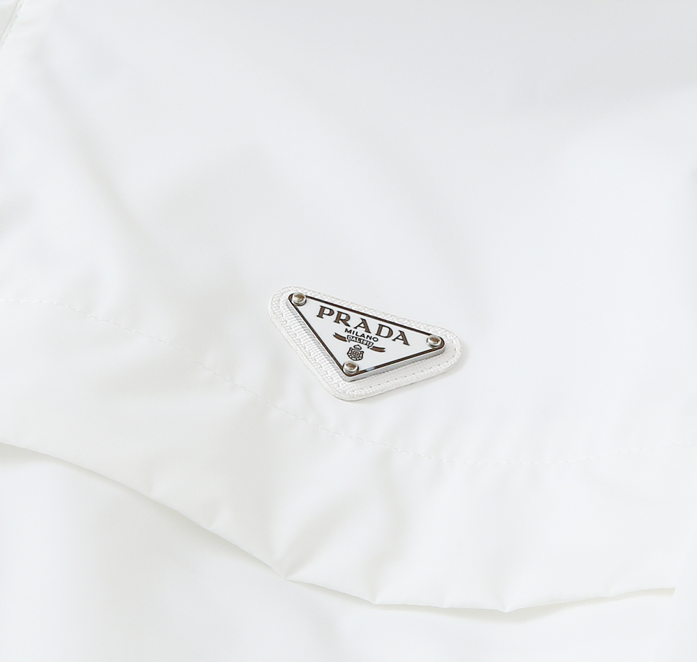 🌾普拉达2026早春新款夹克 ，可立领可翻领设计，正面配有拉链开合，胸前经典品牌logo三角标设计！拉链