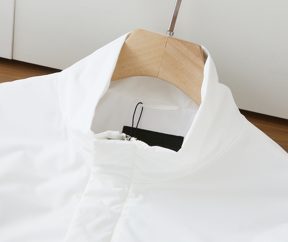 🌾普拉达2026早春新款夹克 ，可立领可翻领设计，正面配有拉链开合，胸前经典品牌logo三角标设计！拉链