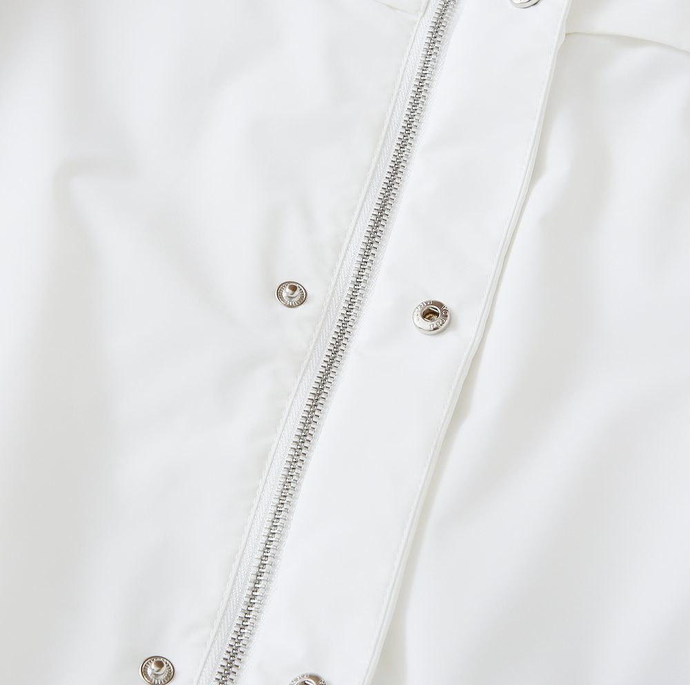 🌾普拉达2026早春新款夹克 ，可立领可翻领设计，正面配有拉链开合，胸前经典品牌logo三角标设计！拉链