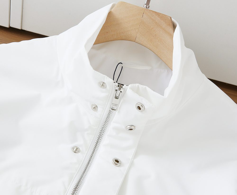 🌾普拉达2026早春新款夹克 ，可立领可翻领设计，正面配有拉链开合，胸前经典品牌logo三角标设计！拉链