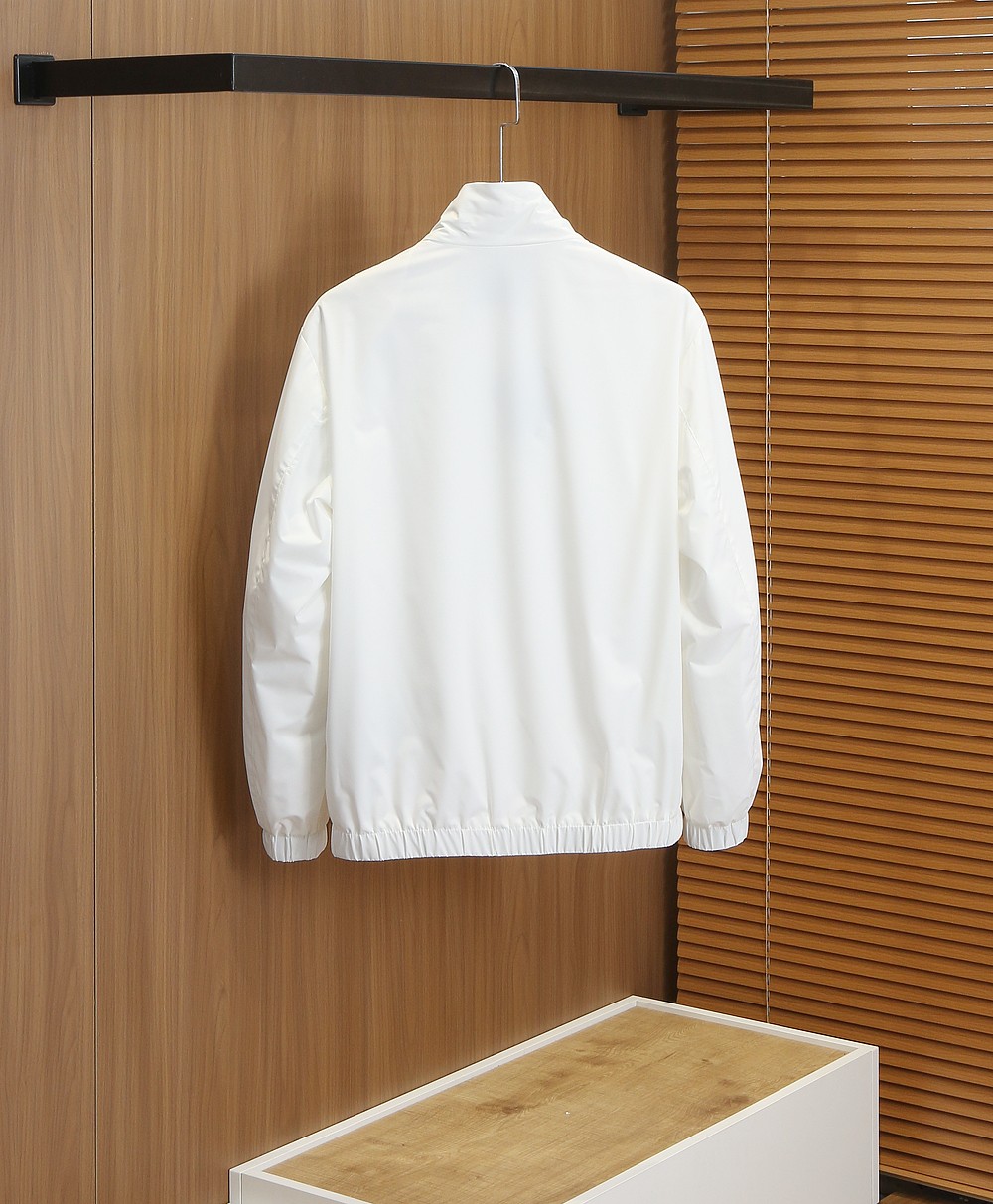 🌾普拉达2026早春新款夹克 ，可立领可翻领设计，正面配有拉链开合，胸前经典品牌logo三角标设计！拉链