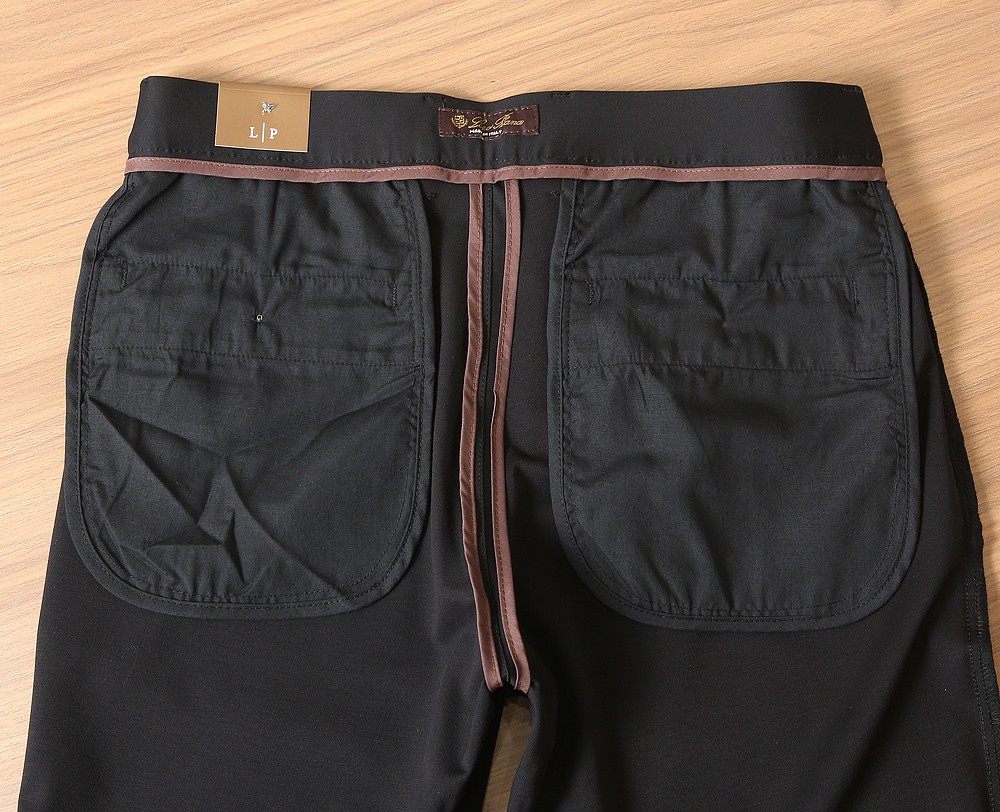 🌾Lo*ro Pi*na诺 u翩雅老钱新贵们的大爱 客供四面弹力面料有着极好的亲肤感 直脚休闲裤 经典款