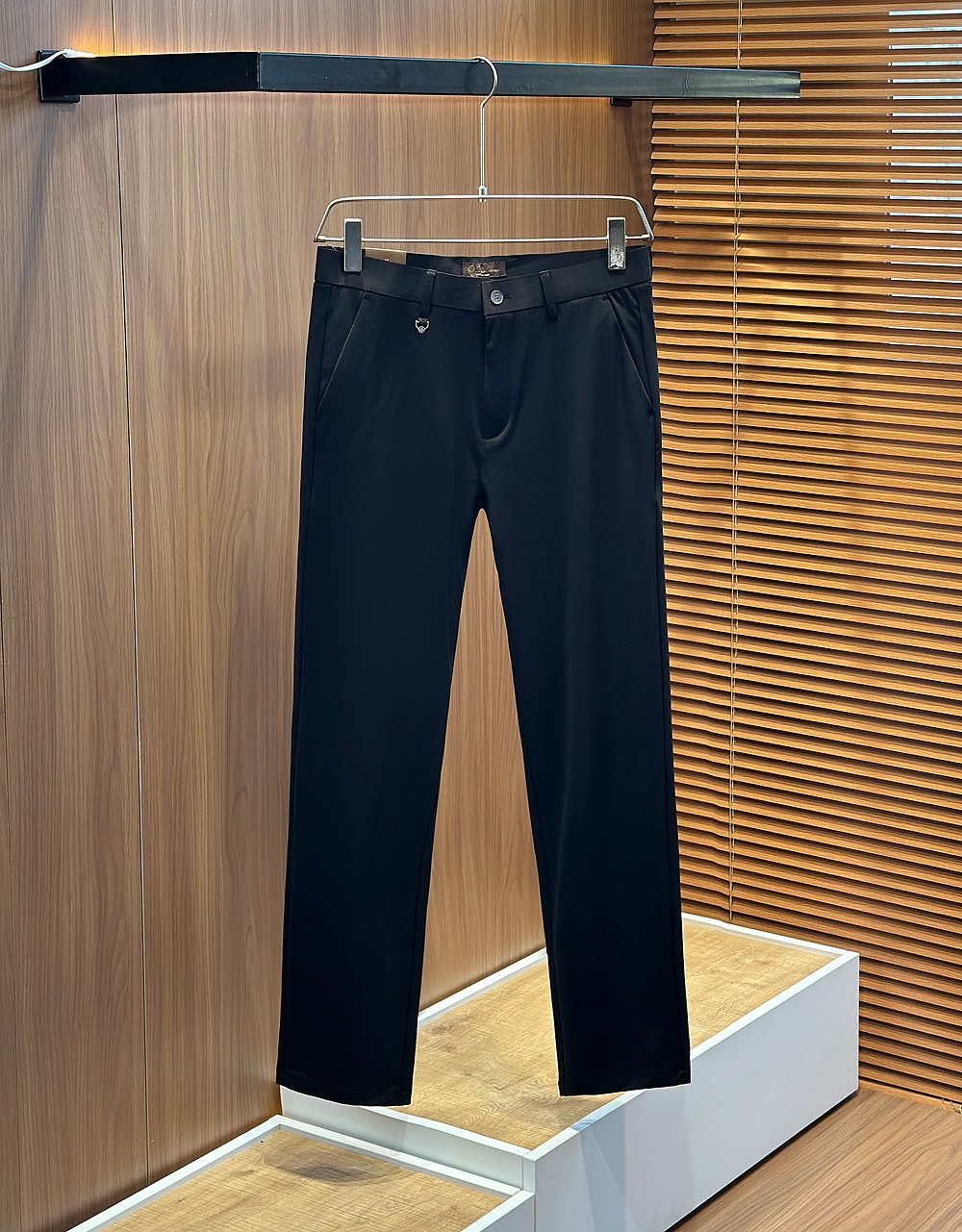 🌾Lo*ro Pi*na诺 u翩雅老钱新贵们的大爱 客供四面弹力面料有着极好的亲肤感 直脚休闲裤 经典款