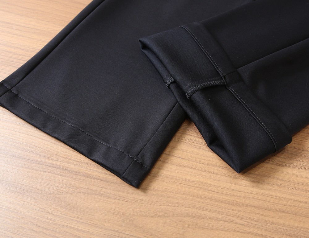 🌾Lo*ro Pi*na诺 u翩雅老钱新贵们的大爱 客供四面弹力面料有着极好的亲肤感 直脚休闲裤 经典款