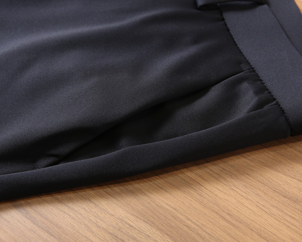 🌾Lo*ro Pi*na诺 u翩雅老钱新贵们的大爱 客供四面弹力面料有着极好的亲肤感 直脚休闲裤 经典款